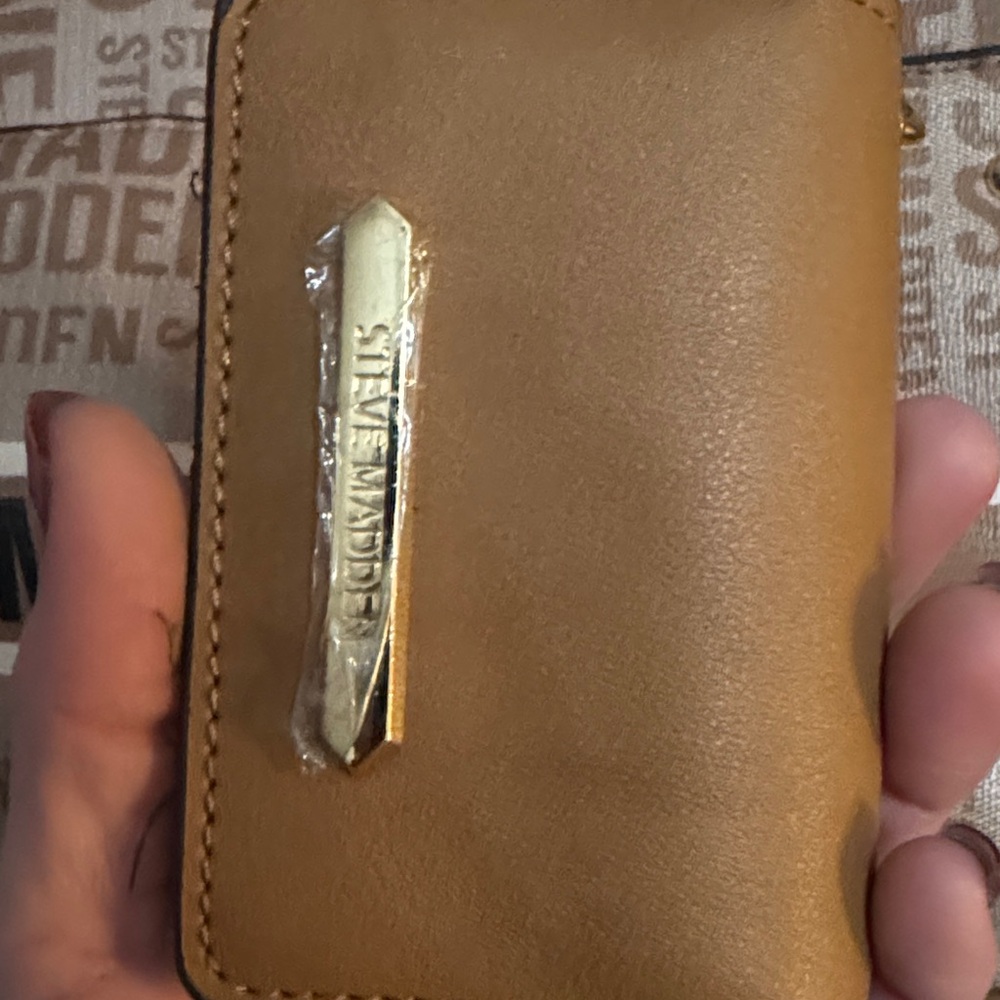 Steve Madden Tan and Brown Logo Briefcase/ carryon bag ( includes new wallet )! - Picture 3 of 14